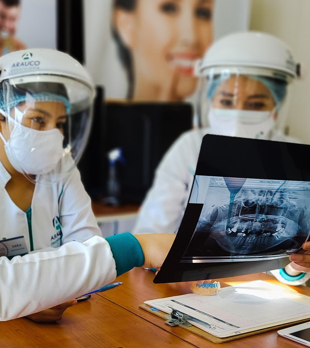 Pantalla del sistema dental ASSILEM mostrando historial clínico y odontograma para clínicas en México
